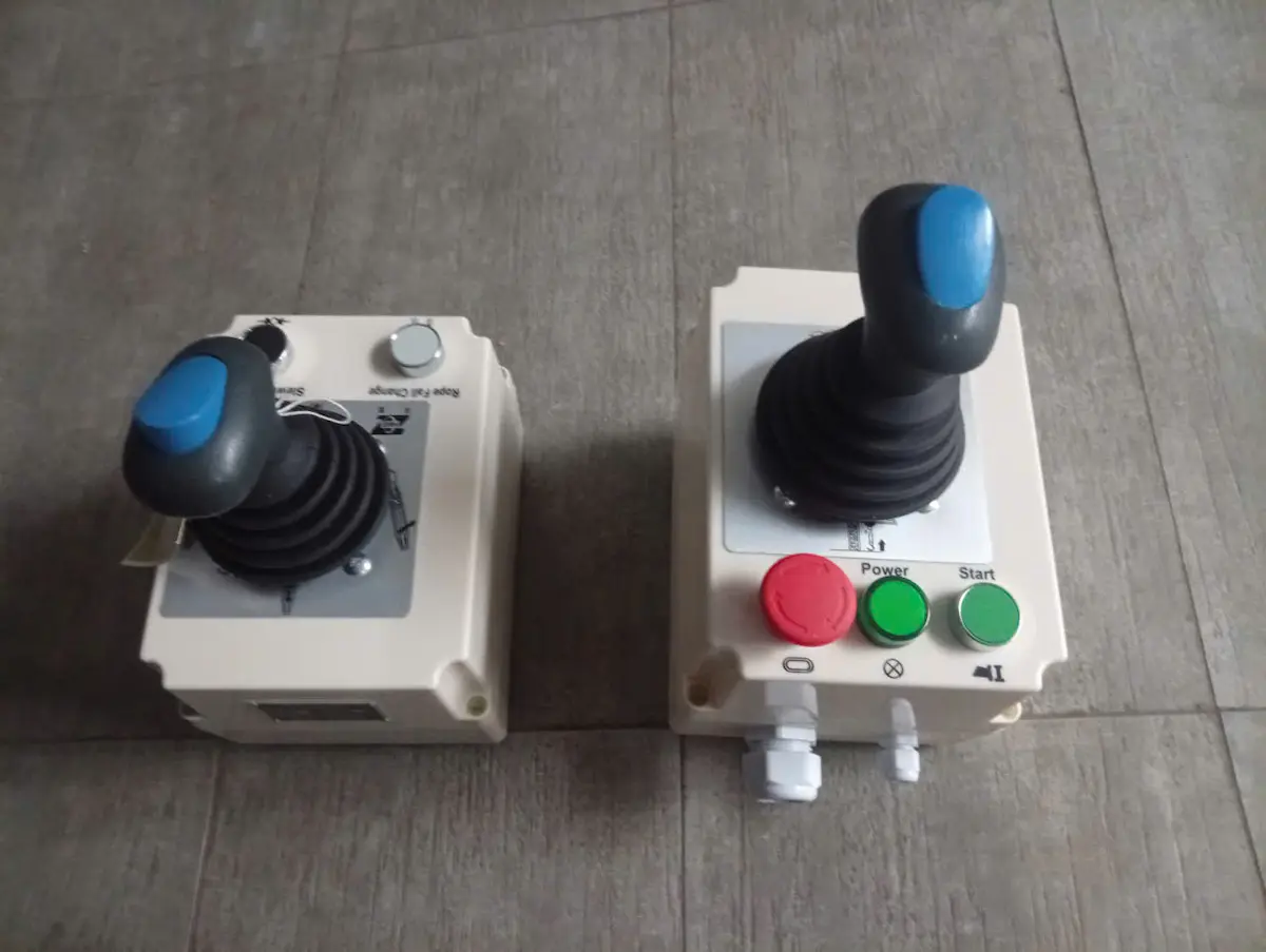 Tay trang điều khiển cẩu tháp